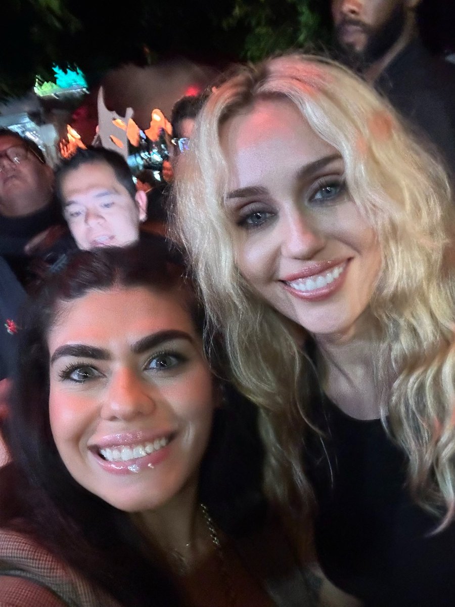 DrRadRawan's tweet photo. I met Miley tonight before her listening party!! @miley  @mileyworld #BassPersuades https://t.co/05pzkXGJXx