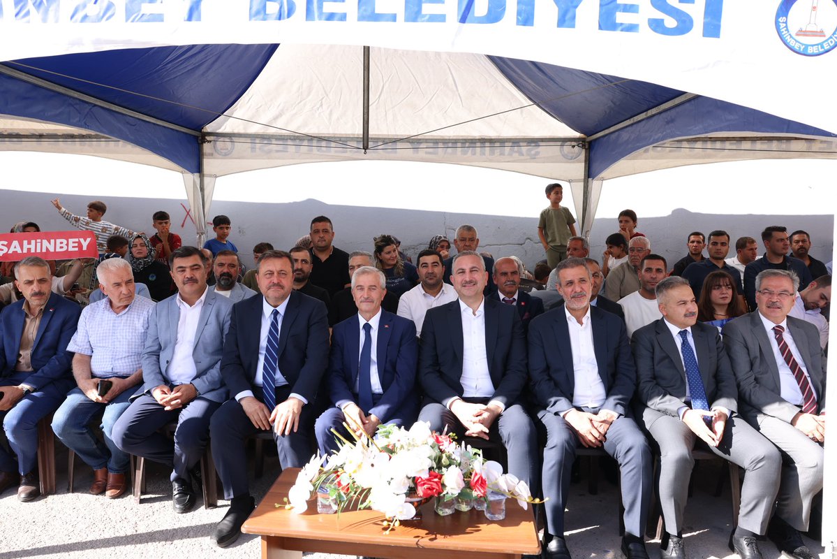 avmehmettiryaki's tweet photo. AK Parti TBMM Grup Başkanvekilimiz Sayın Abdülhamit Gül, İl Başkanımız Sayın Fatih Muhaddis Fedaioğlu, Gaziantep Milletvekilimiz Sayın İrfan Çelikaslan, Gaziantep Büyükşehir Belediye Başkan Yardımcımız Sayın Abdulkadir Sökücü, Şahinbey Belediye Başkanımız Sayın Mehmet Tahmazoğlu, Şehitkamil Belediye Başkan Yardımcımız Sayın Hülya Kılıç, Kadın ve Gençlik Kolları Başkanlarımız, İl Millî Eğitim Müdürümüz Sayın Dr. Önder Arpacı, Gaziantep İl Müftümüz Sayın Mustafa Soykök, il ve ilçe başkan yardımcılarımız ile il ve ilçe yönetim kurulu üyelerimizle birlikte Şahinbey Belediyemiz tarafından Vatan Mahallemize kazandırılacak Vatan Gençlik Merkezi’nin temel atma törenine katıldık.

Gençlerimizin eğitimine, gelişimine ve geleceğine katkı sağlayacak önemli bir eseri daha Şahinbey’imize kazandırmanın mutluluğunu yaşıyoruz.

Şahinbey’imize kazandırdığı eserler ve gençlerimize yönelik hizmetleri dolayısıyla Şahinbey Belediye Başkanımız Sayın Mehmet Tahmazoğlu’na teşekkür ediyor, Vatan Gençlik Merkezi’nin ilçemize ve gençlerimize hayırlı olmasını diliyorum.
@abuyukgumus 
@hakanaksu058 
@vahitatalan 
@iekarayel 
@abdulhamitgul 
@EyupOzkececi 
@AliSahin501 
@deryabakbak27 
@mesutbozatli 
@irfancelikaslan 
@BBozgeyik_27 
@2727mmg2727 
@FatmaSahin 
@mtahmazoglu 
@fmfedaioglu 
@AKGMTeskilat
#GönüldenGönüle