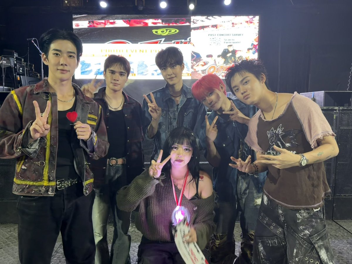 piwooon's tweet photo. Los amo por siempre ❤️ 

#원팩트 #OUTSHINEinCHILE #onepact #kpop @onepact_ https://t.co/FyG02M39uJ