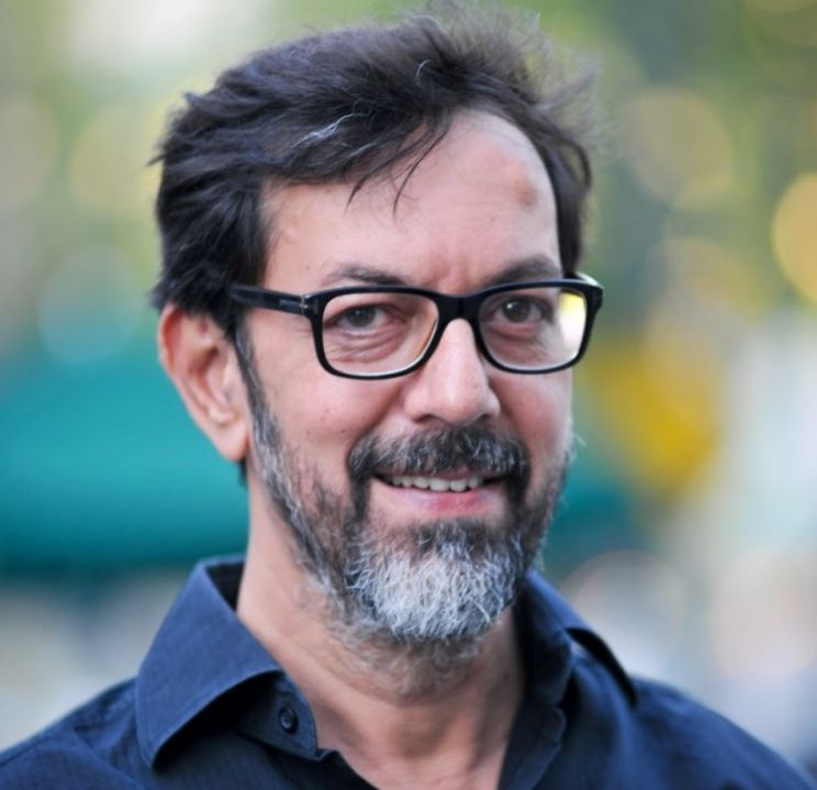 filmynewsnetwrk's tweet photo. Rajat Kapoor joins the cast of Akshay Kumar and Vipul Amrutlal Shah’s sci-fi survival thriller, #Samuk. 

In a commitment to authenticity, the production is eschewing VFX in favor of utilizing a real helicopter for a key dramatic sequence in London. With a global technical team including legendary creature-effects designer Alec Gillis and a development cycle of over two years, the project aims for a grounded, high-scale cinematic experience.