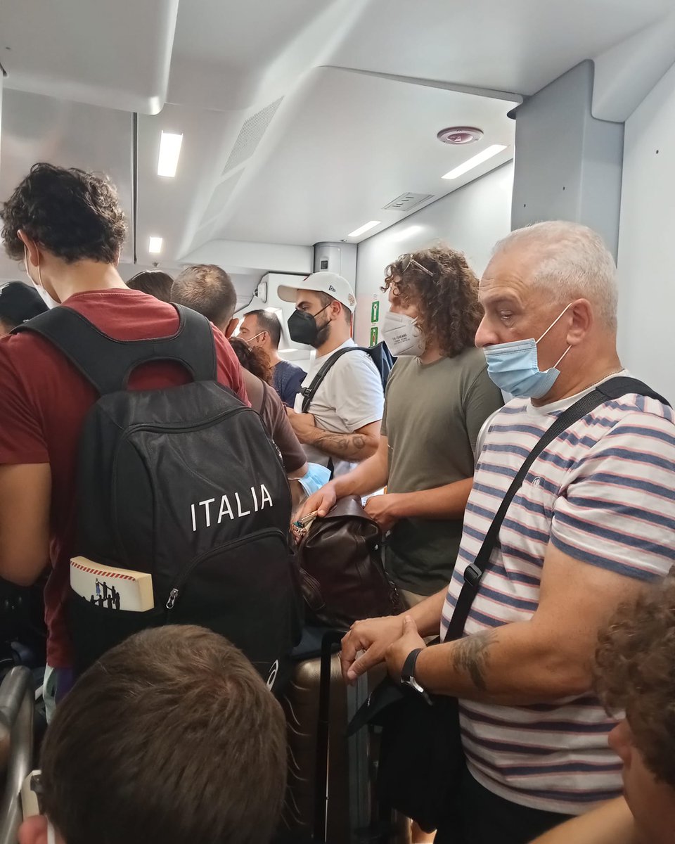 VernaAlliojkq's tweet photo. Another person struck by a train... far too many lately. The train is still running, picking up passengers from the other services too. Have a good trip. https://t.co/A6XHLPMont