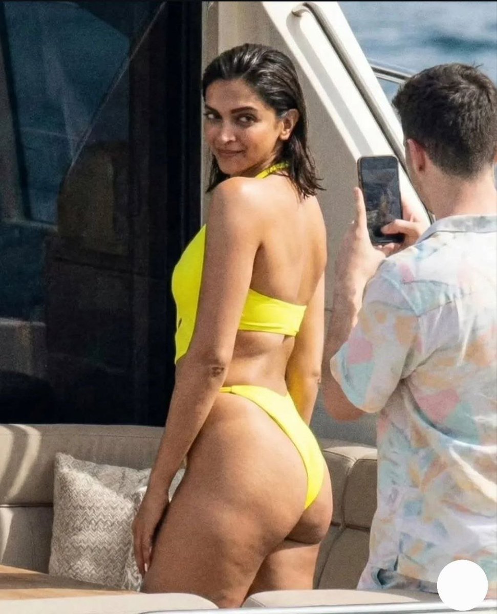 Actress_Charcha's tweet photo. Why is she soooo HAPPILY posing and showing her back for a pic..?

I feel sorry for Ranveer Singh 😭

[Pathaan BTS] https://t.co/bMIXXyjsBY