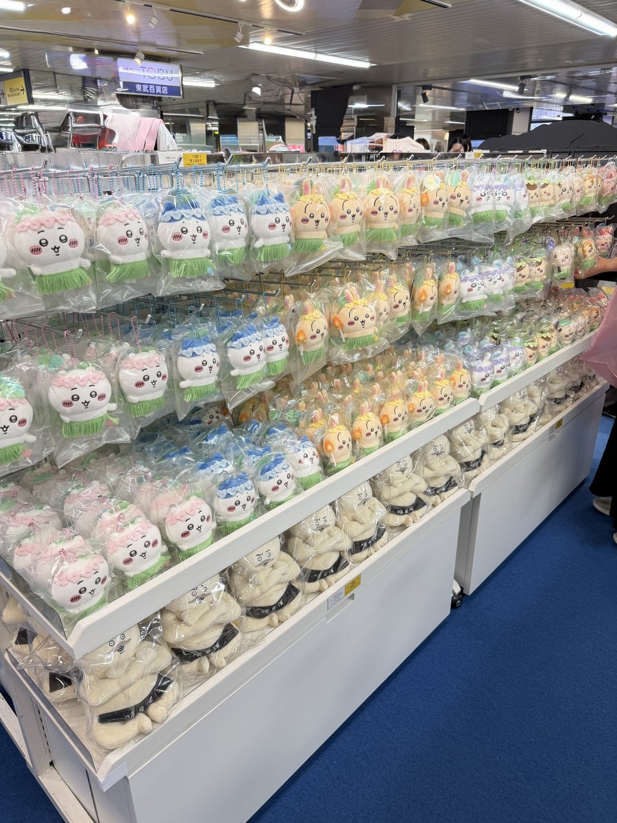 pt_chill's tweet photo. 池袋のちいかわPOPUP映画グッズも大量にある。光るセイレーンも人魚のうろこも。常に裏から出してるしストックスペースもぱっちぱちらしいけどいつまで持つのだろう。 https://t.co/lN5bZgrWy0