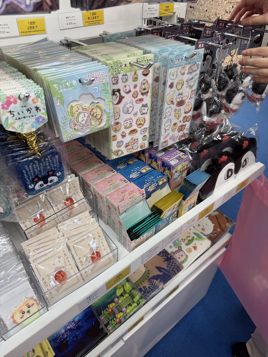 pt_chill's tweet photo. 池袋のちいかわPOPUP映画グッズも大量にある。光るセイレーンも人魚のうろこも。常に裏から出してるしストックスペースもぱっちぱちらしいけどいつまで持つのだろう。 https://t.co/lN5bZgrWy0