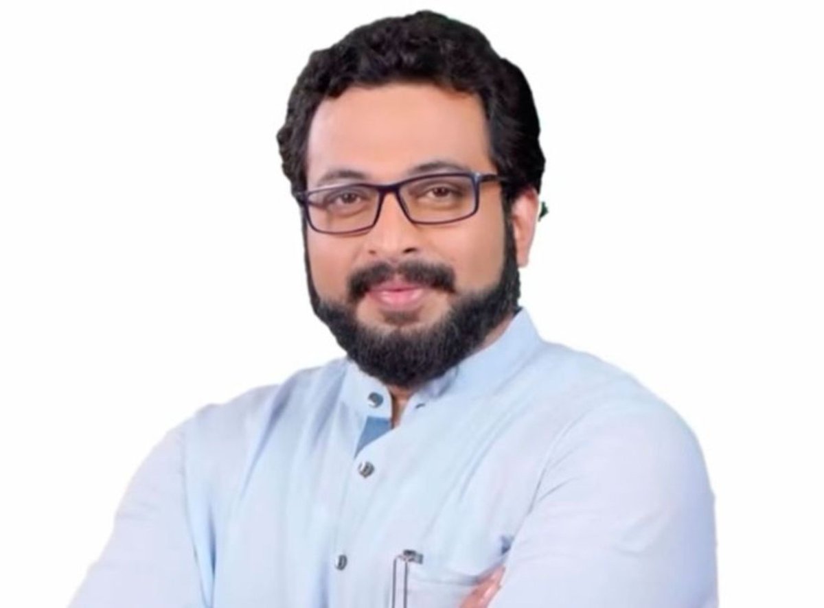 RRPSpeaks's tweet photo. ‘स्वराज्यरक्षक संभाजी’ मालिकेतून छत्रपती संभाजी महाराजांच्या शौर्याची आणि स्वाभिमानाची गाथा घराघरात पोहोचवणारे, 'मी सावित्रीबाई जोतीराव फुले' मालिकेतून क्रांतीज्योती सावित्रीबाई आणि क्रांतिसूर्य महात्म�� फुले यांचा समाजासाठीचा संघर्ष उलगडून दाखवणारे आणि लोकसभेतही जनतेच्या हक्कां��ाठी आवाज उठवणारे खासदार डॉ. अमोल कोल्हे साहेब यांना वाढदिवसाच्या मनःपूर्वक शुभेच्छा!

इतिहासातील भूमिका असो वा वर्तमानातील जनसेवेचं व्रत या दोन्ही ठिकाणी आपल्या कामाची छाप उमटवत राहा. त्यासाठी आपणास निरोगी, दीर्घयुष्य लाभो, ही सदिच्छा!

@kolhe_amol