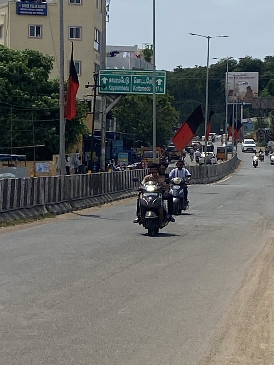 Vinoth__R's tweet photo. Political party flag in middle of Road, dangerous to people on road. Need immediate action please, before any major accidents. Place: Nandhivaram Guduvancheri - next to Govt Boys school https://t.co/OZxaR0QMPH