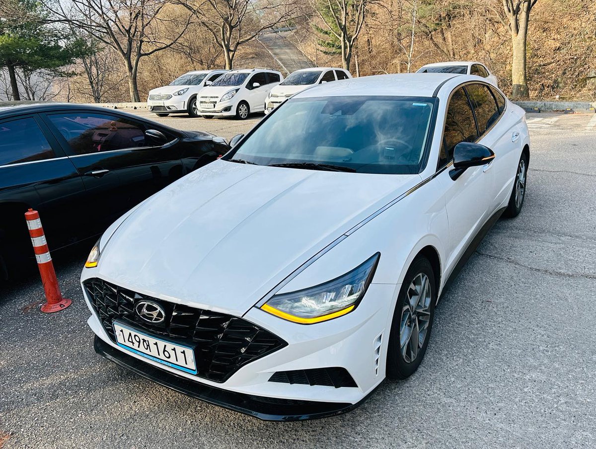 MabelCocomcik's tweet photo. A 2022 Hyundai Sonata is a solid midsize sedan. While newer Kias look flashier inside, Hyundai feels better in material quality. Even the base trim is well equipped, offering strong performance for the low 20 million won range. https://t.co/8jGm8rDl2S