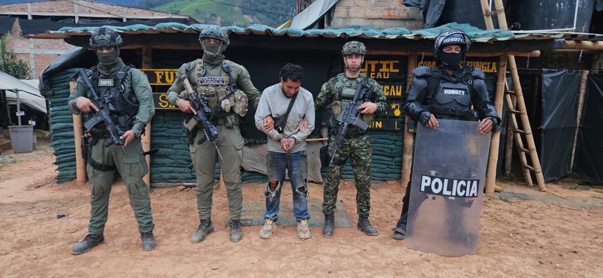 ABDELAESPRIELLA's tweet photo. ¡Dos golpes contundentes contra los grupos narcoterroristas!

En Ocaña, Norte de Santander, nuestro Ejército Nacional capturó por orden judicial a cuatro integrantes del grupo narcoterrorista ELN, frente Camilo Torres Restrepo.

En El Plateado, Argelia, Cauca, la DIJIN y el Ejército capturaron a alias “Correa”, cabecilla de milicias urbanas del grupo narcoterrorista Jaime Martínez y hombre de confianza de alias “Jairito”. Este criminal realizaba inteligencia contra la Fuerza Pública, coordinaba la instalación de explosivos y participó en cinco atentados terroristas perpetrados en Jamundí el 10 de junio de 2025.

Los estamos ubicando, persiguiendo y capturando. No tendrán dónde esconderse.

¡Firme por la Patria!

¡Que viva Cristo Rey!

(A.D.L.E) 🇨🇴 🐅
