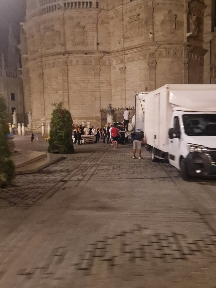 mega_grinch's tweet photo. Ya se acabó el espectáculo, se ha retirado la nobleza s sus aposentos...y queda la plebe, para recoger/limpiar.
  Un trailer de 3 ejes a los pies de la Giralda, Pza. Virgen de los Reyes. Respeto nulo al patrimonio. Con el visto bueno @Ayto_Sevilla @jlsanzalcalde.
#SevillaVendida https://t.co/uHtgivPzZb
