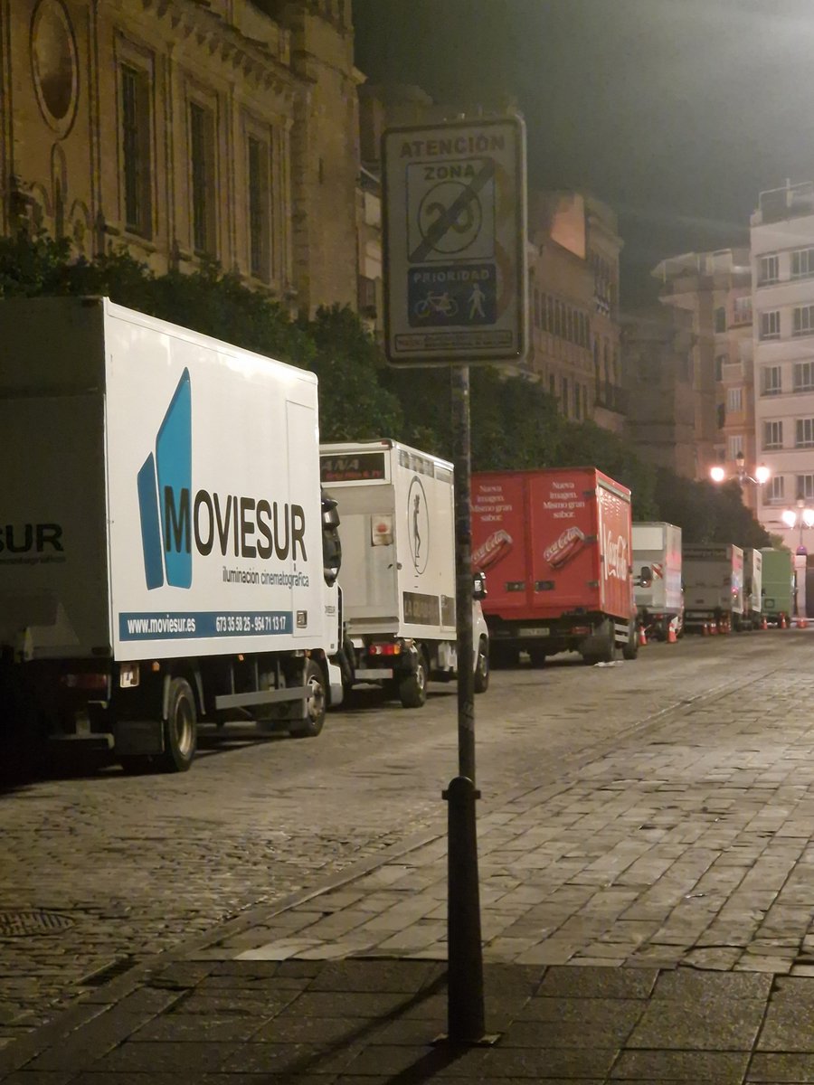 mega_grinch's tweet photo. Ya se acabó el espectáculo, se ha retirado la nobleza s sus aposentos...y queda la plebe, para recoger/limpiar.
  Un trailer de 3 ejes a los pies de la Giralda, Pza. Virgen de los Reyes. Respeto nulo al patrimonio. Con el visto bueno @Ayto_Sevilla @jlsanzalcalde.
#SevillaVendida https://t.co/uHtgivPzZb