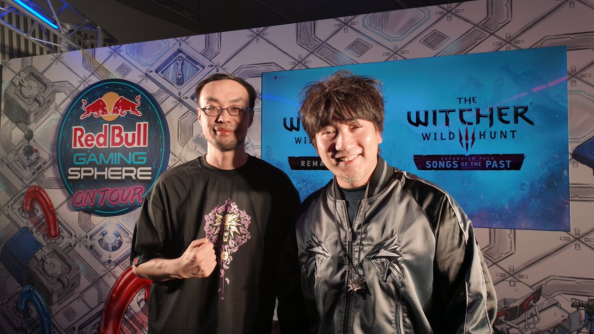 CDPRJP's tweet photo. TGS特別配信「ウィッチャー3 新作拡張パックを待ちながら」ご視聴いただきありがとうございました！

狼流派のメダルと、「ウィッチャー」ジャケットを着た @daigothebeastJP さんと📸

(この後おついちさんともお撮りしました) https://t.co/3b2XTRNMm1