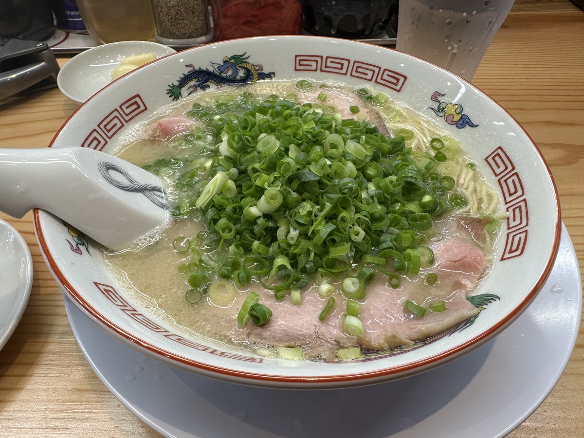 FK8_RED's tweet photo. 遅目のお昼は博多豚骨丸壱でネギラーメン😊
クリアなんだけどしっかり旨味の出た豚骨スープ美味ぇ😍
せっかくなのでかしわおにぎりと替玉2で☺️
1杯目そのまま、2杯目辛子高菜でカタ、3杯目ニンニク入れてヤワ😆
あと2玉は余裕でいけるね😇
良いところでごちそうさま😋
飲んだ後にも良いね😘 https://t.co/4lMR6y26Zk