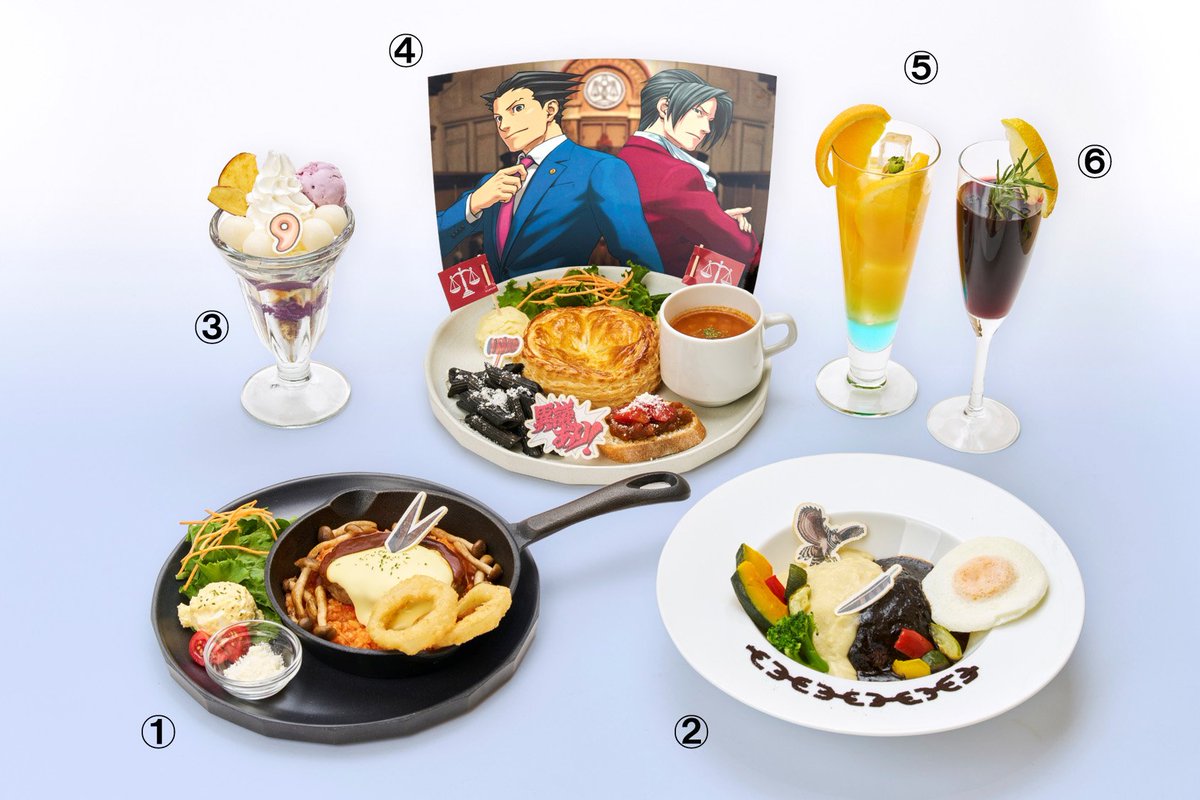 denfaminicogame's tweet photo. 『逆転裁判』シリーズ25周年を記念したコラボカフェのグッズとメニューが公開！10月9日からカプコンカフェ池袋店・梅田店で開催
https://t.co/dgZec17vMg

成歩堂と御剣の「異議あり！宿命のライバルのスペシャルミートパイプレート��など、歴代メインキャラ7人をイメージしたメニューが登場 https://t.co/9y8vDnMkcS