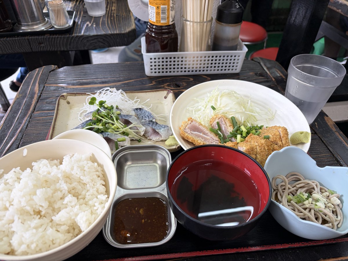 jarimottu's tweet photo. #今日のごはん
#今日のランチ

まぐろのレアカツと刺身一点盛り（シメサバ）

#神奈川ランチ
#神奈川グルメ 
#逗子ランチ https://t.co/A7KoTS3yPI