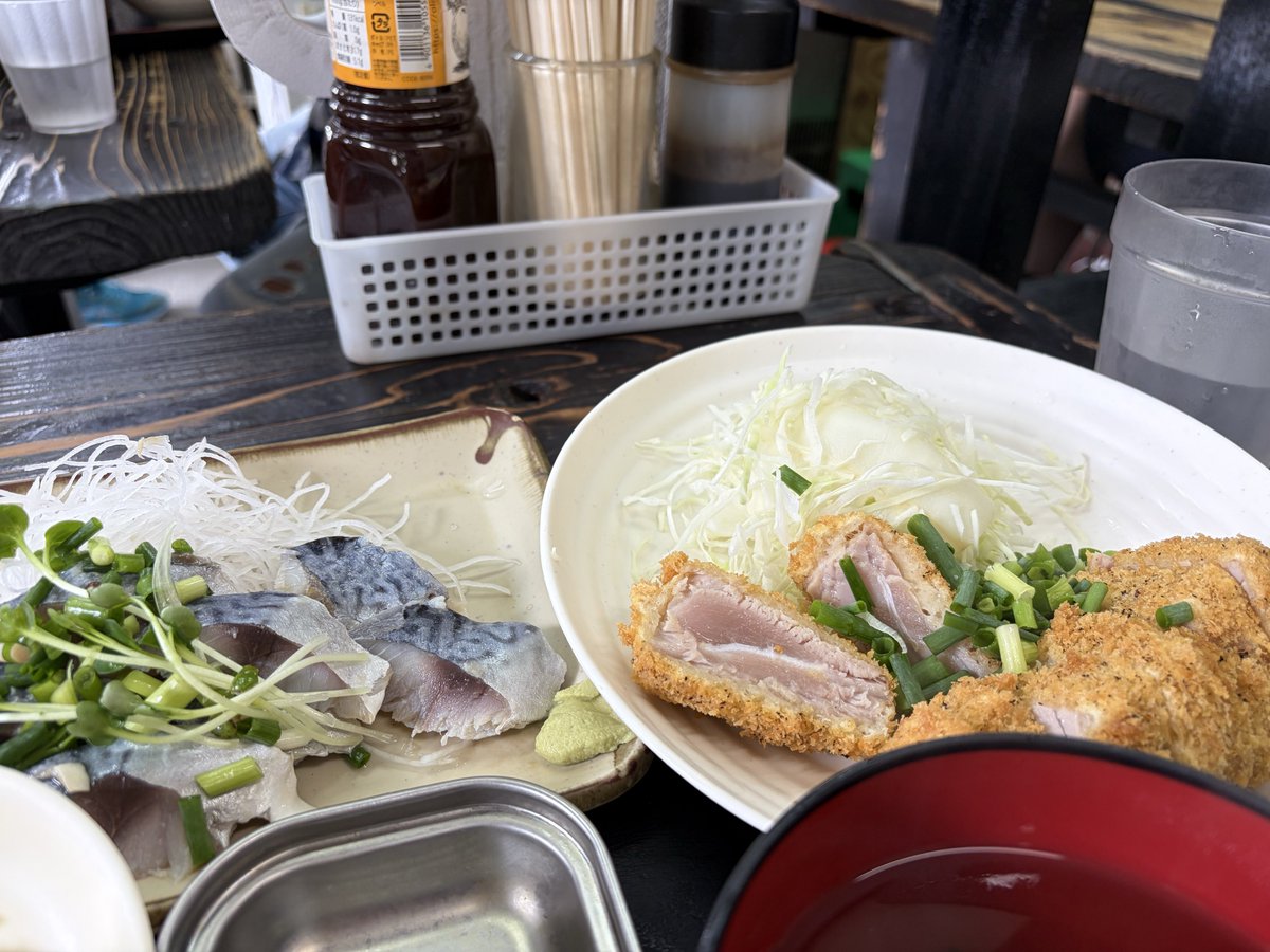 jarimottu's tweet photo. #今日のごはん
#今日のランチ

まぐろのレアカツと刺身一点盛り（シメサバ）

#神奈川ランチ
#神奈川グルメ 
#逗子ランチ https://t.co/A7KoTS3yPI