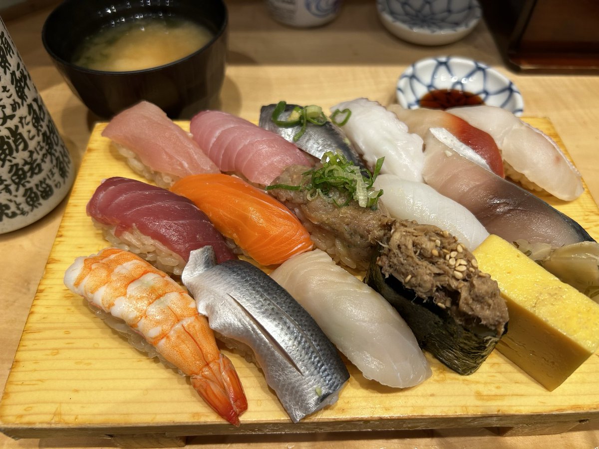 fkthere's tweet photo. 日本橋 すし 釣りきん@三越前
ランチB ランチ握り16貫(¥1,870)
元々ランチはラーメン多めでちょっと距離おいたら今度は異国多めに偏ってきたのでスーシー。
私のような庶民も行けて美味しいしコスパがよいという評判できましたがうーん。。。
シャリは小さめで食べやすかった https://t.co/q8DY3EhGRT