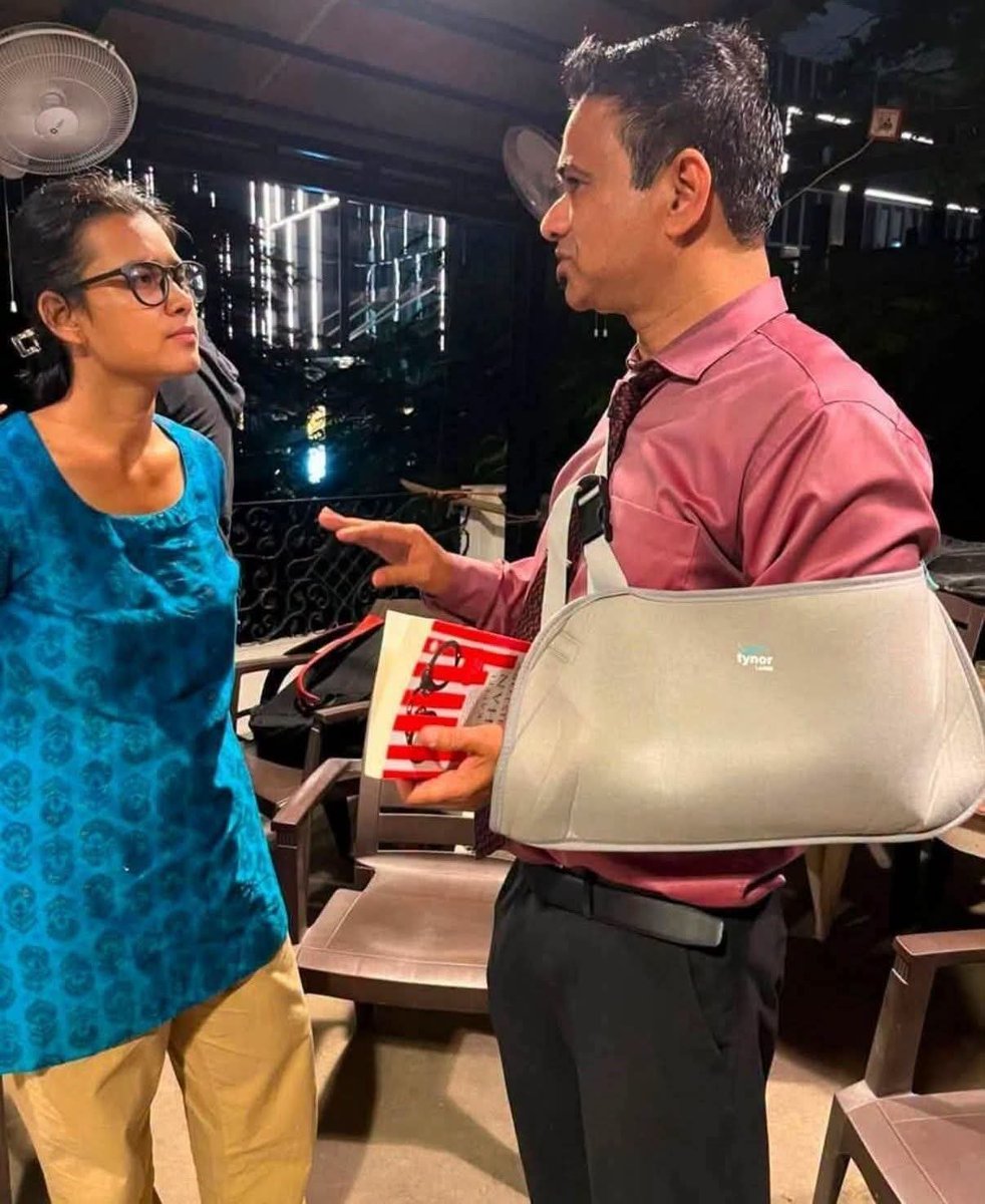 MrTiwaree's tweet photo. वामपंथी नेता नेहा बोरा गोरखपुर के बीआरडी मेडिकल कॉलेज से बर्खास्त डॉक्टर कफील से मिली 

यह वही डॉक्टर कफिल है जिसके बर्खास्त करते ही बीआरडी मेडिकल कॉलेज में बच्चों की मौत रुक गई

यह बीआरडी मेडिकल कॉलेज का सारा साजो सामान ऑक्सीजन सिलेंडर अपने प्राइवेट क्लीनिक में लेकर गया था और जब बच्चों की मौत पर अफरा तफरी मची थी और वहां आग लगी थी तब यह मेडिकल कॉलेज का सरकारी सिलेंडर जो अपने क्लीनिक पर लेकर गया था वह वापस रखने आया था

और बरखा दत्त ने इसको हीरो बना दिया कि यह अपना ऑक्सीजन सिलेंडर लेकर बच्चों को बचाने आया है 

जबकि वह ऑक्सीजन सिलेंडर सरकारी था

जब से बीआरडी मेडिकल कॉलेज से डॉक्टर कफिल खान को हटाया गया उसके बाद इंसेफेलाइटिस से बच्चों की मौत नहीं हुई .....