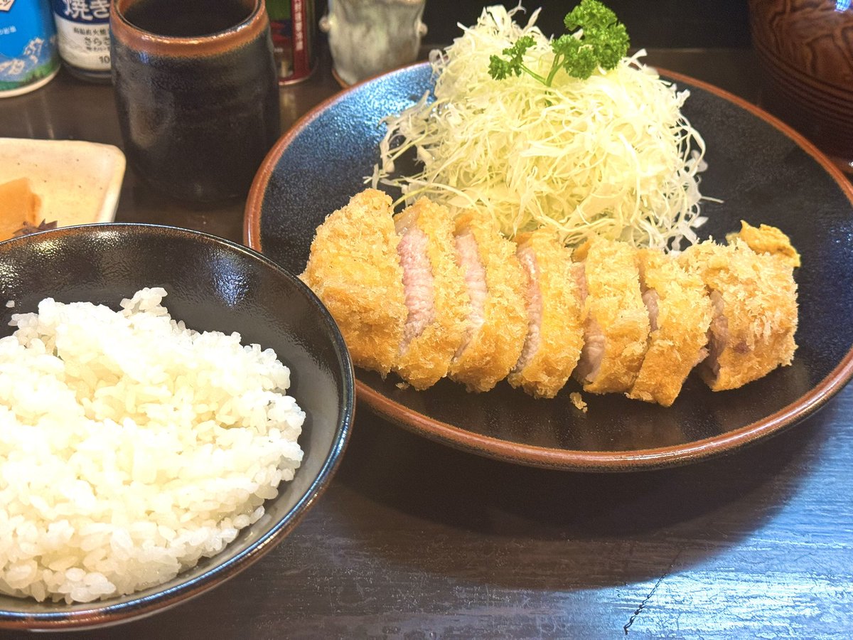 gachihisa's tweet photo. 途中駅の上田にとんかつ百名店があったので訪問。ロースカツ、低温調理で柔らかいし脂も甘くてめちゃ美味でした

とんかつ 力亭
https://t.co/pKmuyi4aHN https://t.co/z9OmQg9gNo