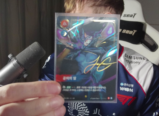 LSXYZ9's tweet photo. ANNYEONGHASAEYO KOREAN SIGNATURE KAISA LIVE RIP ON STREAM.

GIVING AWAY A RANDOM SIGNATURE TO ANYONE WHO LIKES/ENGAGES WITH THIS TWEET TO CELEBRATE IT IN THE NEXT 12HRS ILL PICK WINNER 🥳🎉 https://t.co/w2JQScAFUA