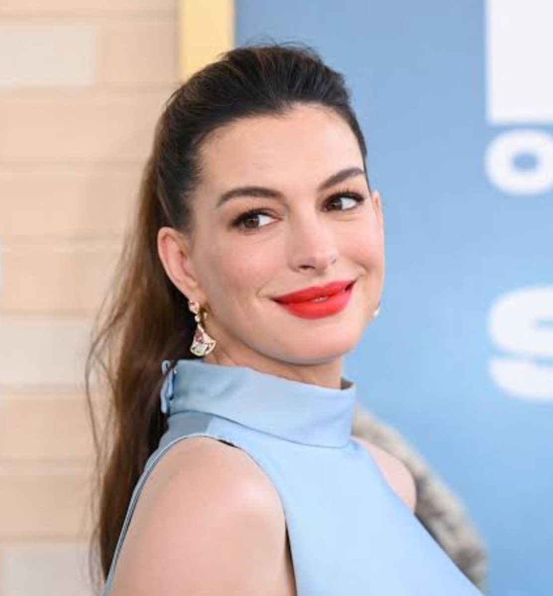 S_Paradox_'s tweet photo. Anne Hathaway  proving  once again that beauty never goes out of style. https://t.co/U6DkBexdsT