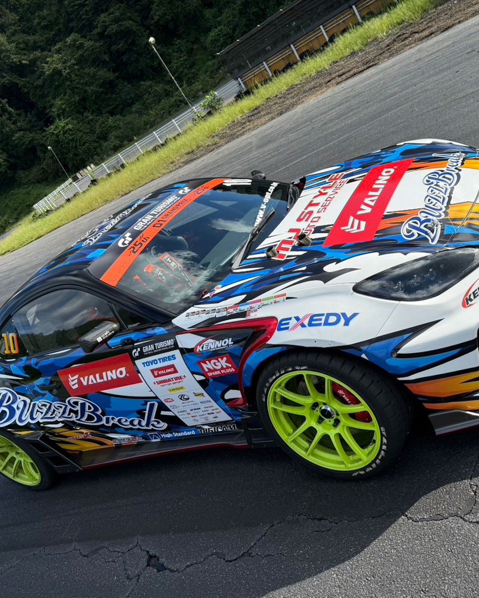 SilkBlazeSPORTS's tweet photo. 実戦で使われ続ける。
その積み重ねが、信頼になる。

D1GP 三好隼人選手のGR86ワイドボディ。
VALINO × SilkBlazeSports ワイドボディを纏い、
激しいドリフトの中で走り続ける。

レースという厳しい現場で磨かれる、
ワイドボディの存在感と信頼性。

#SilkBlazeSports 
#VALINO 
#GR86 
#三好隼人 https://t.co/Qrl2Z3zfLg