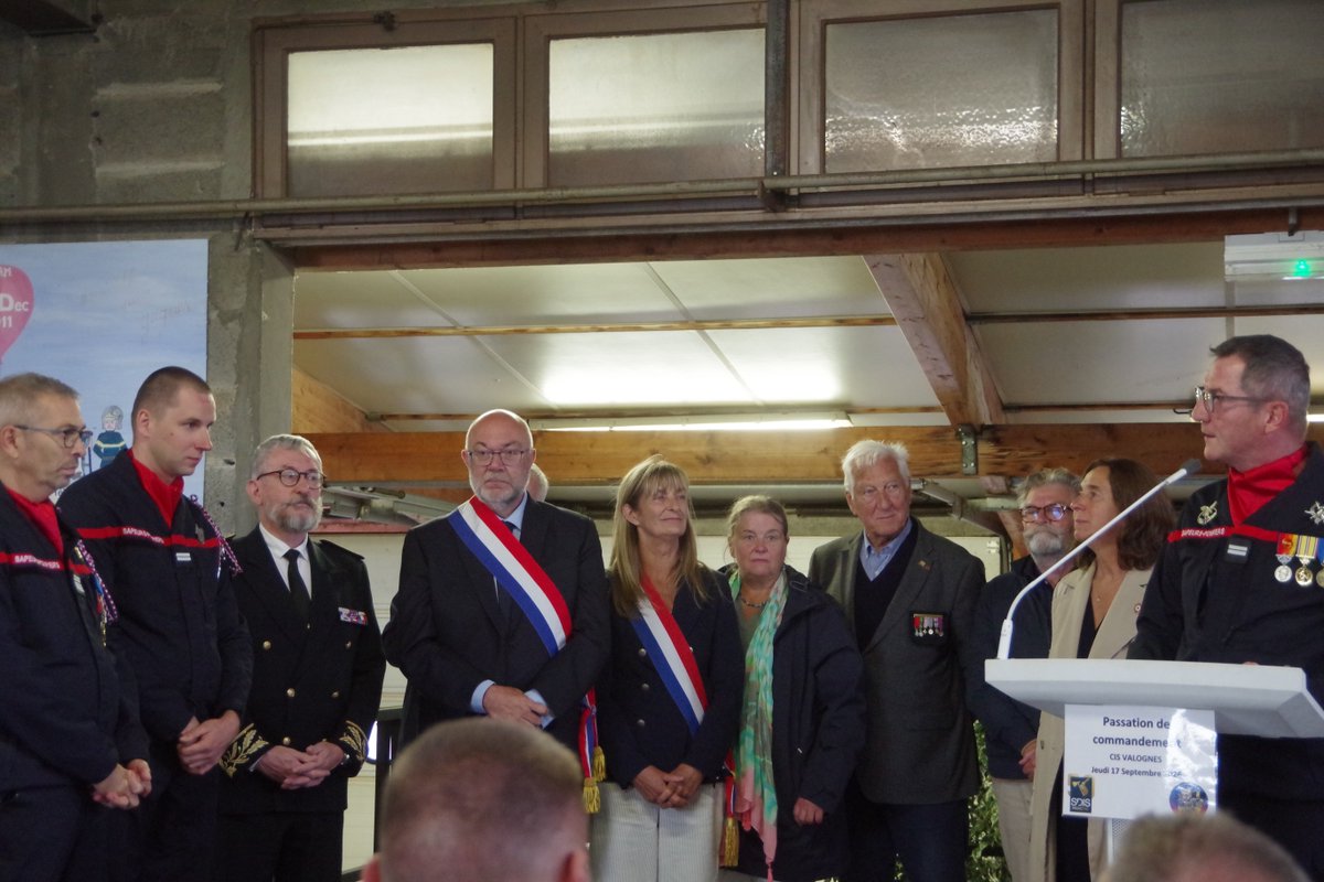 SDIS50's tweet photo. 3/3 Lors des allocutions, le Lnt Vrac a été chaleureusement remercié pour ses 8 années à la tête du centre de #Valognes. Depuis le 1er septembre, il est nommé chef du centre d’incendie et de secours de #Cherbourg. La passation de commandement se déroulera la semaine prochaine. https://t.co/nMn3OYUB3u