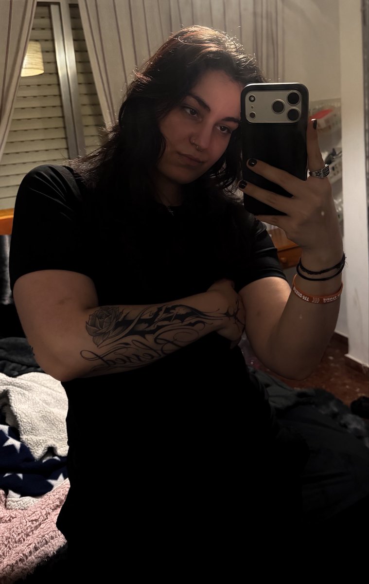 6LACKMOONS's tweet photo. #wlw #lgtb #lesbian #masc https://t.co/tNnJevYOlI