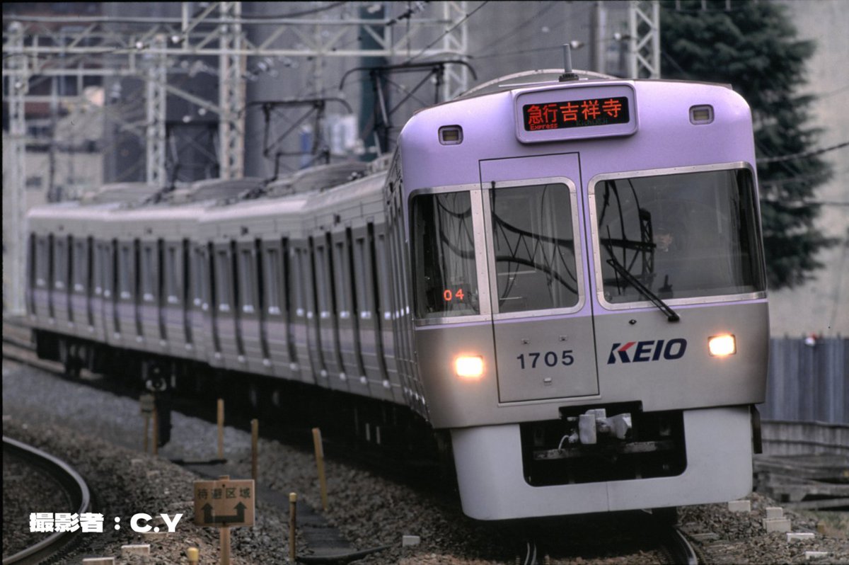 keiopr_official's tweet photo. ／
 駒場東大前駅の接近メロディーが変わります🎶
 ＼
 
10/22(木)始発から！
井の頭線 駒場東大前駅の列車接近メロディーが、東京大学ゆかりの楽曲に✨

📣1番線（下り・吉祥寺方面）応援歌「ただ一つ」
📣2番線（上り・渋谷方面）　 運動会歌「大空と」

駅をご利用の際は、ぜひ耳を傾けてみてください！
詳細はこちら👇
https://t.co/O7tng68F1a