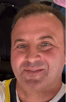 FraTesta73's tweet photo. #Pavia #Sempio #Lomellina #Riso

Maxi frode sul riso biologico in Lomellina: indagati i figli dello storico patron Francesco Sempio

Come riportato da La Provincia Pavese:
https://t.co/PwSgZB7wlI
un’imponente inchiesta condotta dalla Guardia di Finanza di Pavia e dagli ispettori dell’Icqrf ha portato alla luce una presunta maxi frode da oltre 10 milioni di euro legata al commercio di falso riso biologico.

Al centro dell’indagine, coordinata dal sostituto procuratore Alberto Palermo e guidata dal Procuratore Capo di Pavia Fabio Napoleone, figurano 17 persone e 14 aziende agricole della Lomellina. Tra gli indagati spiccano i nomi dei fratelli Isidoro e Bruno Daniele Sempio, rispettivamente di 55 e 52 anni, figli di Francesco Sempio, lo storico imprenditore fondatore del colosso Euricom che ha segnato la storia dell'industria del riso in Italia e in Europa.
L'impianto accusatorio e i numeri del sequestro

Il Giudice per le Indagini Preliminari Maria Cristina Lapi ha disposto il sequestro preventivo per equivalente di circa 10 milioni di euro, somma calcolata come profitto illecito delle attività contestate:

9,8 milioni di euro derivanti dalla vendita di oltre 40.000 tonnellate di riso spacciato per biologico sul mercato, ottenendo un ingiusto sovrapprezzo a carico dei consumatori.

400.000 euro percepiti indebitamente sotto forma di contributi pubblici e sovvenzioni comunitarie destinate all'agricoltura biologica.

I due fratelli Sempio risultano iscritti nel registro degli indagati in qualità di amministratori della loro società agricola di coltivazione diretta (Società Agricola Fratelli Sempio Isidoro e Bruno S.S.). Tra gli altri nomi coinvolti compare anche Paolo Pietro Gianni Ghiselli, sindaco di Sartirana Lomellina e amministratore di un'ulteriore azienda agricola del territorio.
Le anomalie e le analisi di laboratorio

L'inchiesta, scattata nel 2023 a seguito delle prime denunce presentate da FederBio, ha fatto emergere forti discrepanze tra la superficie dei terreni dichiarati a biologico e i volumi sproporzionati di prodotto raccolto.

Le successive perquisizioni, le intercettazioni telefoniche e le analisi effettuate sui campioni di piantine prelevati nei campi hanno rivelato l'impiego massiccio di fitofarmaci, concimi e diserbanti vietati nei disciplinari del biologico. Secondo la Procura, l'uso di sostanze chimiche permetteva alle aziende coinvolte di ottenere rese per ettaro nettamente superiori alla media delle coltivazioni naturali.

Un altro elemento ritenuto fortemente indiziario dagli inquirenti è la repentina "fuga" di tutte le 14 aziende coinvolte dal sistema di certificazione biologica subito dopo i primi controlli della Guardia di Finanza, nonostante le colture fossero state riconfermate come "bio" soltanto un mese prima delle ispezioni.

La Procura di Pavia ha tenuto a precisare che la presunta condotta fraudolenta riguarda esclusivamente le aziende citate nel provvedimento e che la stragrande maggioranza dei produttori risicoli pavesi e lomellini opera nel pieno rispetto delle regole e della qualità del prodotto.