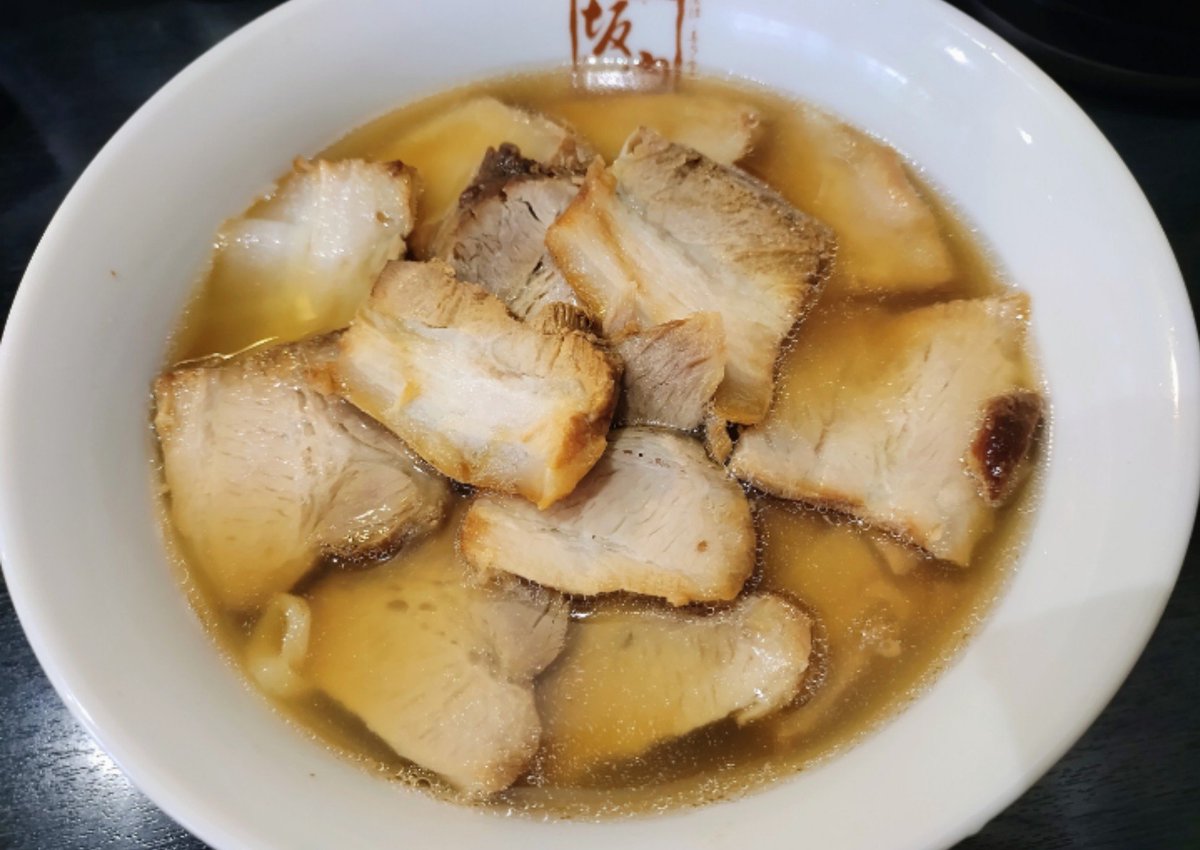 kazakyon1101's tweet photo. 浅草木馬亭さんで沢山の笑いと感動さんを頂きました後に
チャーシュー麺さんを頂いて参りましたー🍜✨

とろけるチャーシューさんにあっさりですけれどコクのございますスープさんにツルツルシコシコの太麺さん✨
とっても美味しゅうございました😆✨

#喜多方ラーメン坂内さん
#浅草店さん https://t.co/duVIHPS9lt