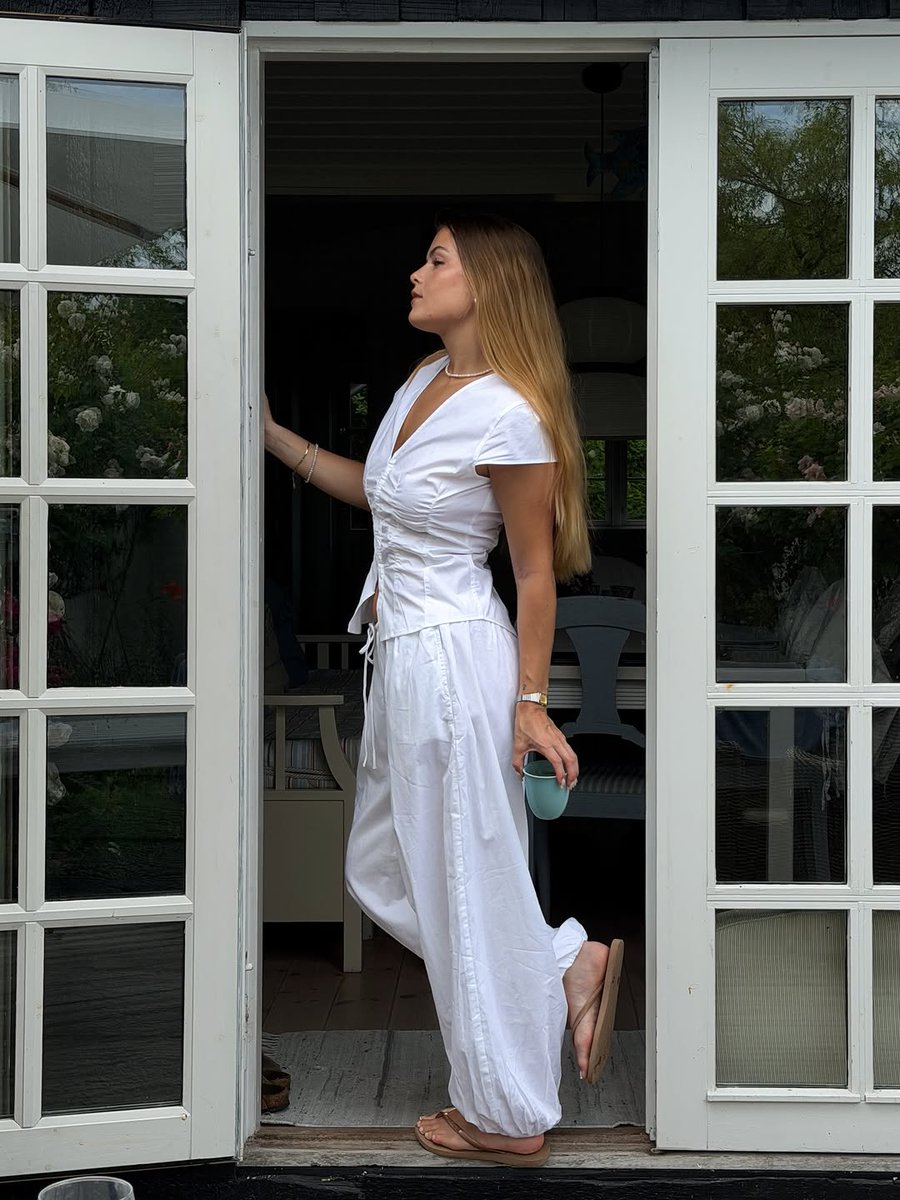 renegov's tweet photo. In white all summer @ginatricot #ginamyway advertisement 🪞🤍🕊️ https://t.co/dbouJ4eyVw