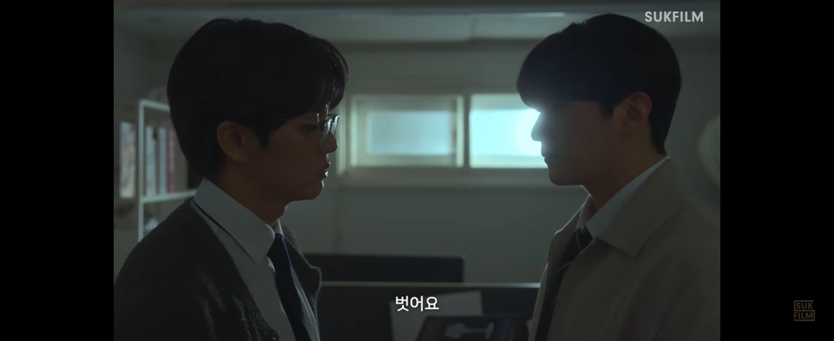 WISHSUN2025's tweet photo. ここ、지혁はベージュのジャケットだけ脱いだら本当はそれで良かったけど、도윤がシャツまで脱ぎだしちゃって内心めっちゃびっくりしてたら面白い
#백도어 https://t.co/TDXE1TGqAe