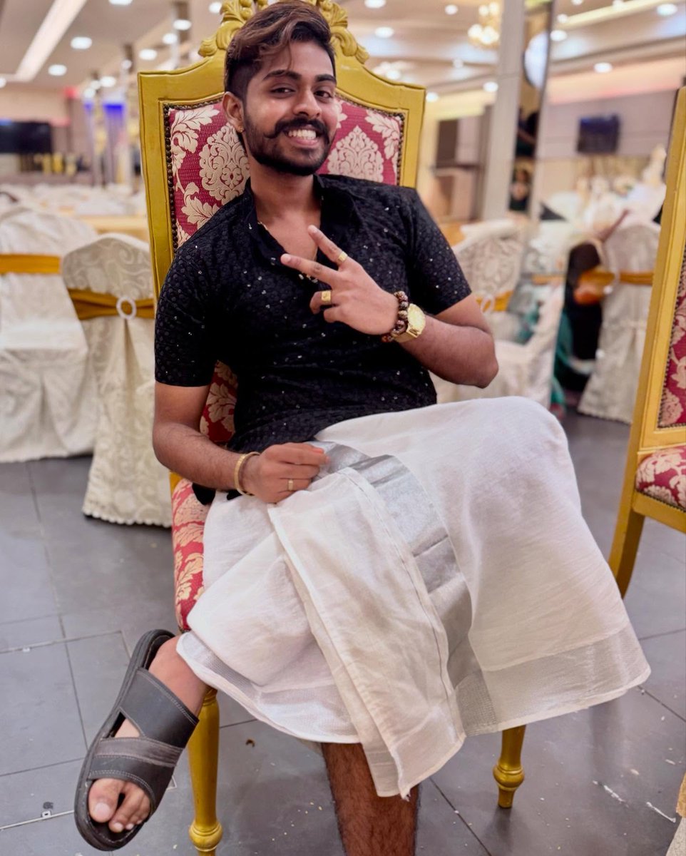 BuckSchillbn's tweet photo. A truly elegant taste is generally accompanied by excellence of heart. Rooted in tradition, soaring in style. Kurta + Vesthi: Selladurai Ratnam https://t.co/dLiqXVqV5w