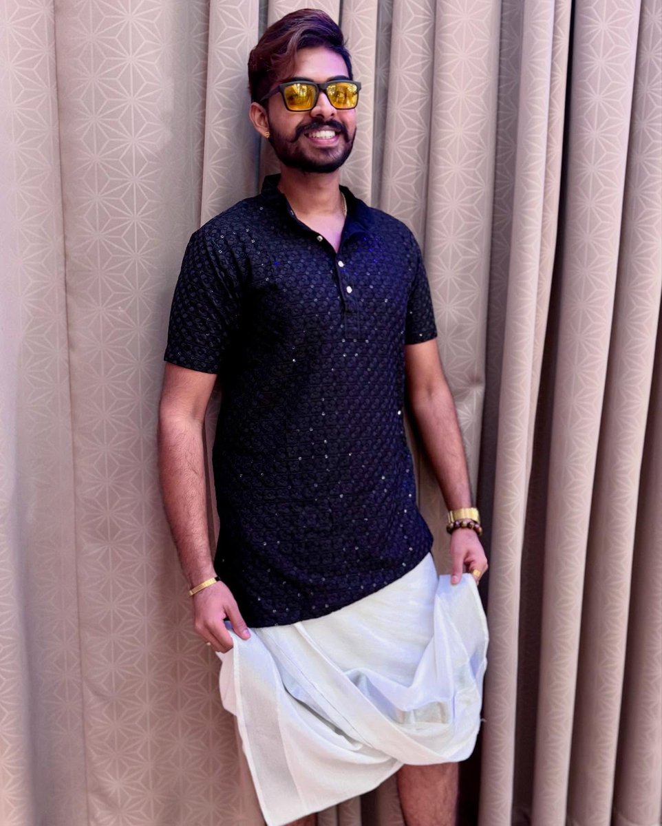 BuckSchillbn's tweet photo. A truly elegant taste is generally accompanied by excellence of heart. Rooted in tradition, soaring in style. Kurta + Vesthi: Selladurai Ratnam https://t.co/dLiqXVqV5w