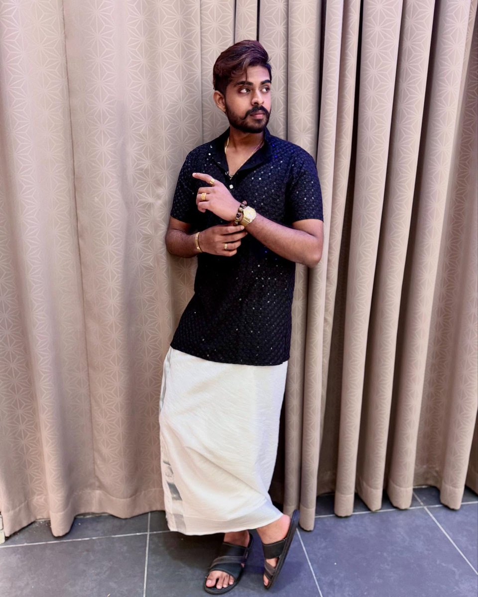 BuckSchillbn's tweet photo. A truly elegant taste is generally accompanied by excellence of heart. Rooted in tradition, soaring in style. Kurta + Vesthi: Selladurai Ratnam https://t.co/dLiqXVqV5w