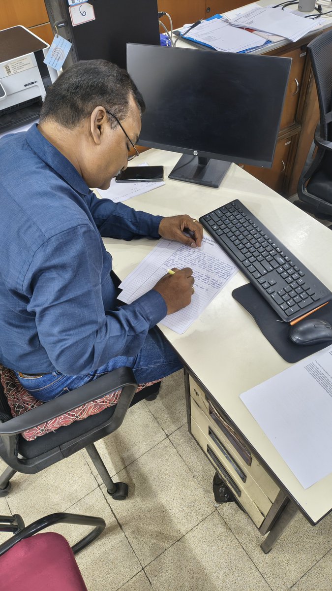 ccirajkot's tweet photo. शाखा कार्यालय राजकोट मे दिनांक 18/09/2026 को  हिन्दी पखवाड़ा के अंतर्गत निबंध  प्रतियोगिता का आयोजन किया गया। शाखा कार्यालय के अधिकारियों एवं कर्मचारियो ने उत्साहपूर्वक प्रतियोगिता में भाग लिया और अपने विचारों को प्रभावशाली ढंग से प्रस्तुत किया। https://t.co/JIUbzH6SWY