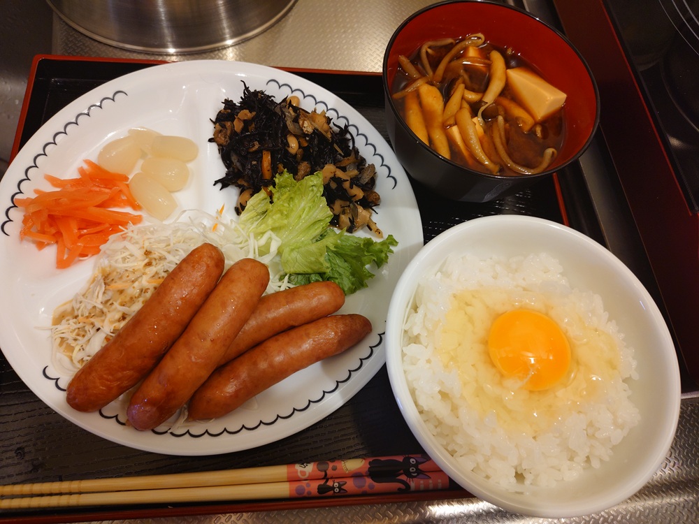 didiletti's tweet photo. 昼ごは～ん🍚
雑誌の付録のひよこちゃんクッカーとIHで炊飯
TKG月見めし
ご飯とお味噌汁の残りは���飯へ続く https://t.co/nRnfOdezvg