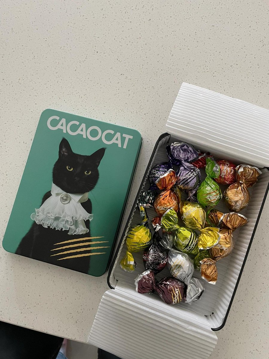 Vinod_pera's tweet photo. モールで食事をしに行ったとき、ちょうど日本の猫チョコレートを見かけて、一箱買いました。 https://t.co/vXvsdEeXJe