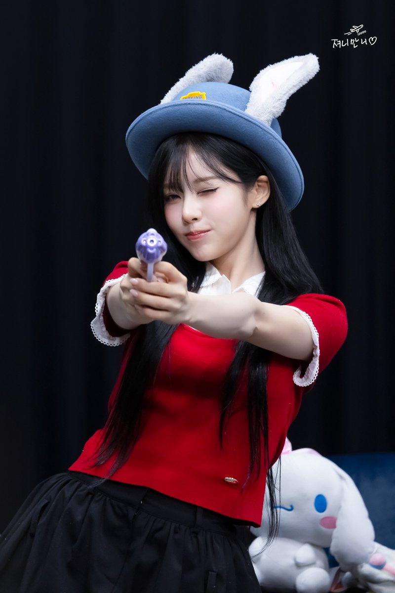 luvjourney_10k's tweet photo. 260912 제이제이뮤즈 박지원

🐰🔫

#프로미스나인 #fromis_9 
#박지원 #PARKJIWON 
#지원 #JIWON https://t.co/WgVtsHDiEl
