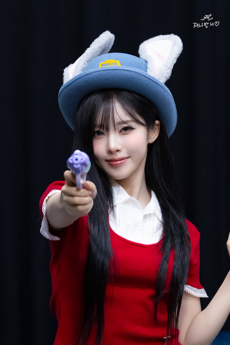 luvjourney_10k's tweet photo. 260912 제이제이뮤즈 박지원

🐰🔫

#프로미스나인 #fromis_9 
#박지원 #PARKJIWON 
#지원 #JIWON https://t.co/WgVtsHDiEl