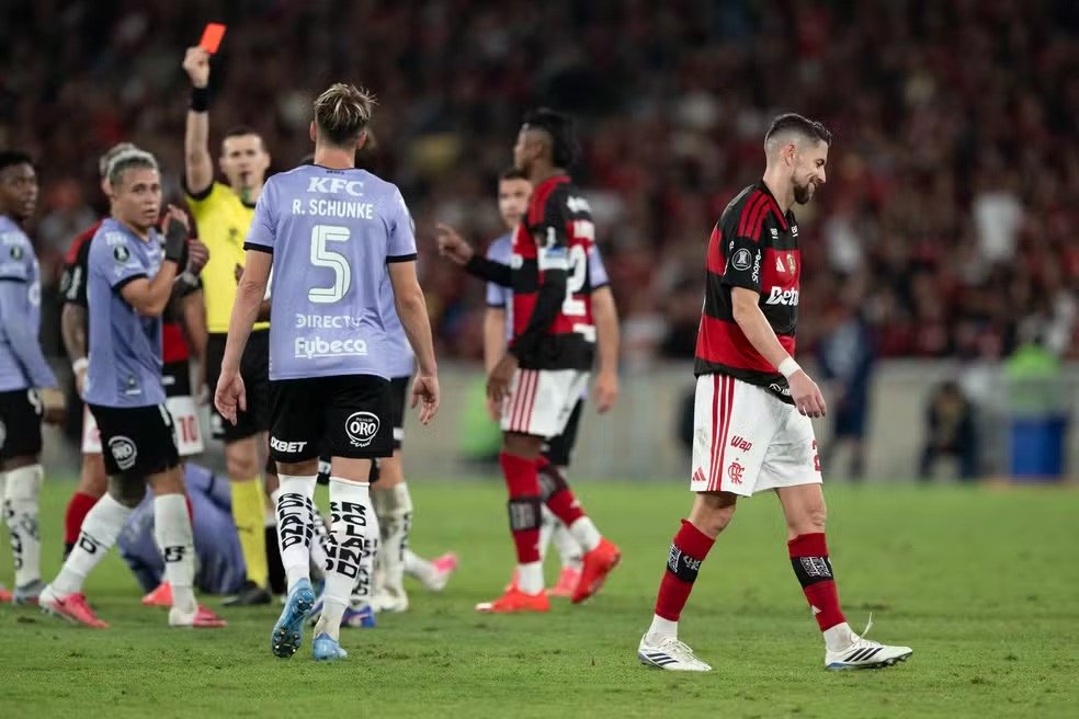 Flamengo_com_pl's tweet photo. 🟥 Jorginho nie zagra w pierwszym meczu półfinału Copa Libertadores z Estudiantes. Pomocnik Flamengo został wyrzucony z boiska w rewanżu z Independiente Del Valle po obejrzeniu dwóch żółtych kartek. 

⛔ W 74. minucie, próbując osłonić piłkę, trafił łokciem w twarz Jordy’ego Alcívara, za co otrzymał drugą żółtą kartkę. 

👀 Pod nieobecność Jorginho, Leonardo Jardim będzie mógł postawić przede wszystkim na Saúla i Nicolása de la Cruza, poza grą pozostaje również kontuzjowany Evertton Araújo. 

#ligabrazylijska 

🔗 Więcej: https://t.co/JZaaT77LAJ