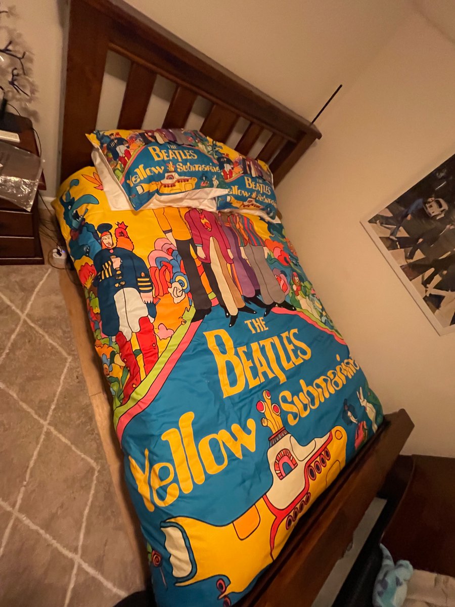 ridemycyclone's tweet photo. just walked into my bedroom wtf is this https://t.co/x2flrDdYvu