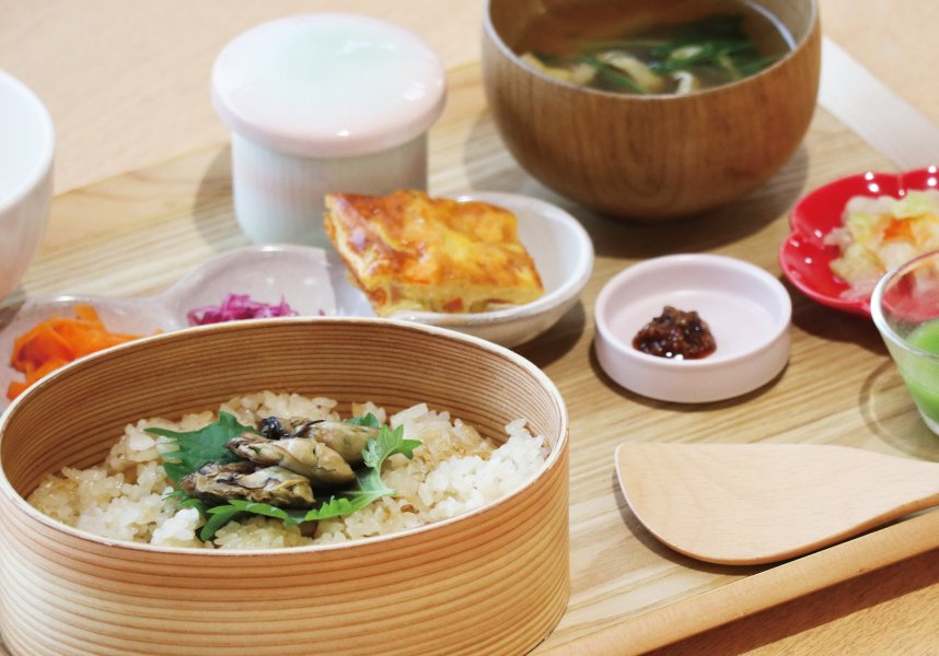 ontheumami's tweet photo. 限定ランチのお知らせ🦪
広島県産の大粒牡蠣に、枯本節＆荒節の鰹だしがギュッと染み込んだ自��の牡蠣めしです🍚
国産柚子の爽やかな香りがアクセントの上品な味わい♪   茶碗蒸しやキッシュ、サラダバー＆おかわりごはんも付いて大満足間違いなし🥗✨
#ランチ #牡蠣 #限定 #新潟 #三条市 https://t.co/zJXKsOI7dY