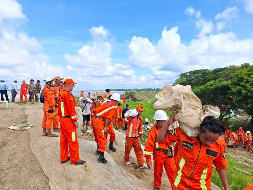 fsd_gov_mm's tweet photo. On 17.9.2026, at 07 30, an embankment collapse occurred at the Nyaungdon Island Embankment near Chaungphyar Village,Nyaungdon Township,Ayeyarwady Region. Firefighters,along with relevant organizations, have been carrying out bamboo piling,sand filling and sandbagging operations. https://t.co/UehH9JSxPe