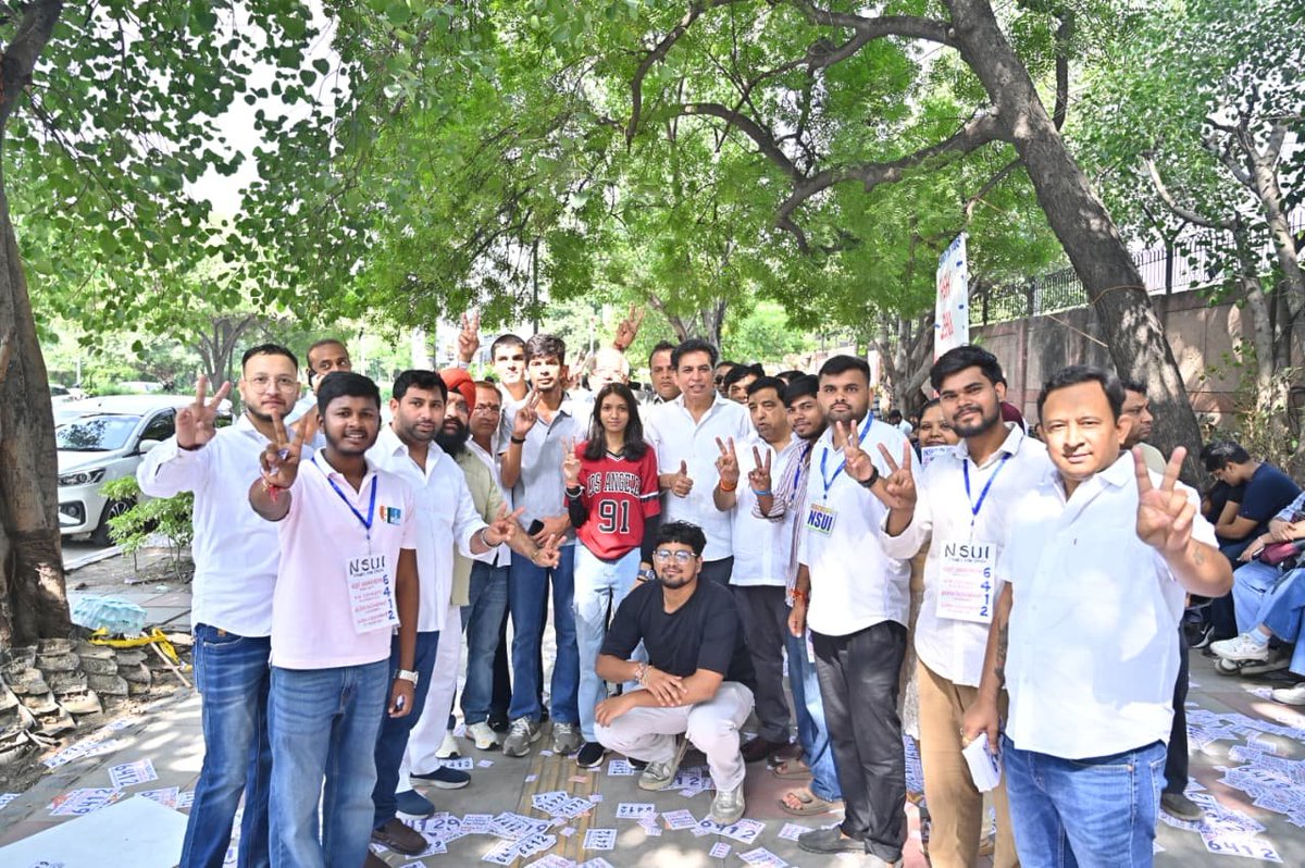 devendrayadvinc's tweet photo. DUSU चुनावों में NSUI के प्रति छात्रों का अपार समर्थन साफ दिखाई दे रहा है। 

आज दिल्ली विश्वविद्यालय के केशव महाविद्यालय और गुरु गोबिंद सिंह कॉलेज के कैंपस में छात्रों से संवाद किया। 

छात्र हितों की आवाज को मजबूती देने, सुरक्षित कैंपस और बेहतर छात्र सुविधाओं के लिए सभी साथियों से अपने मताधिकार का सही उपयोग करने की अपील की।

NSUI पैनल -6️⃣ 4️⃣ 1️⃣ 2️⃣

#DUSU2026 #NSUI #NSUIForStudents
