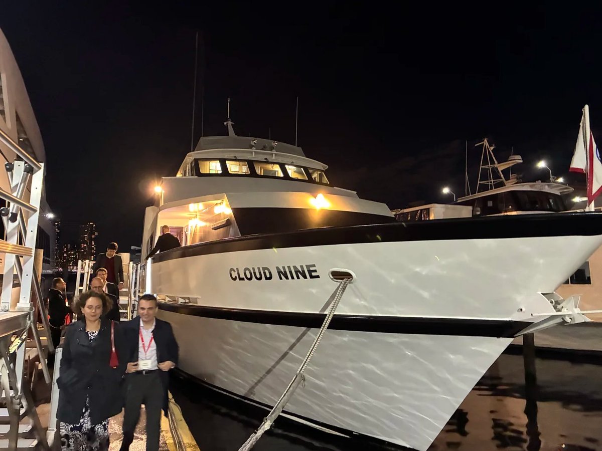 0308unko's tweet photo. A beautiful night to talk macro updates and business expansion on the water. https://t.co/8OYfQv5BgN