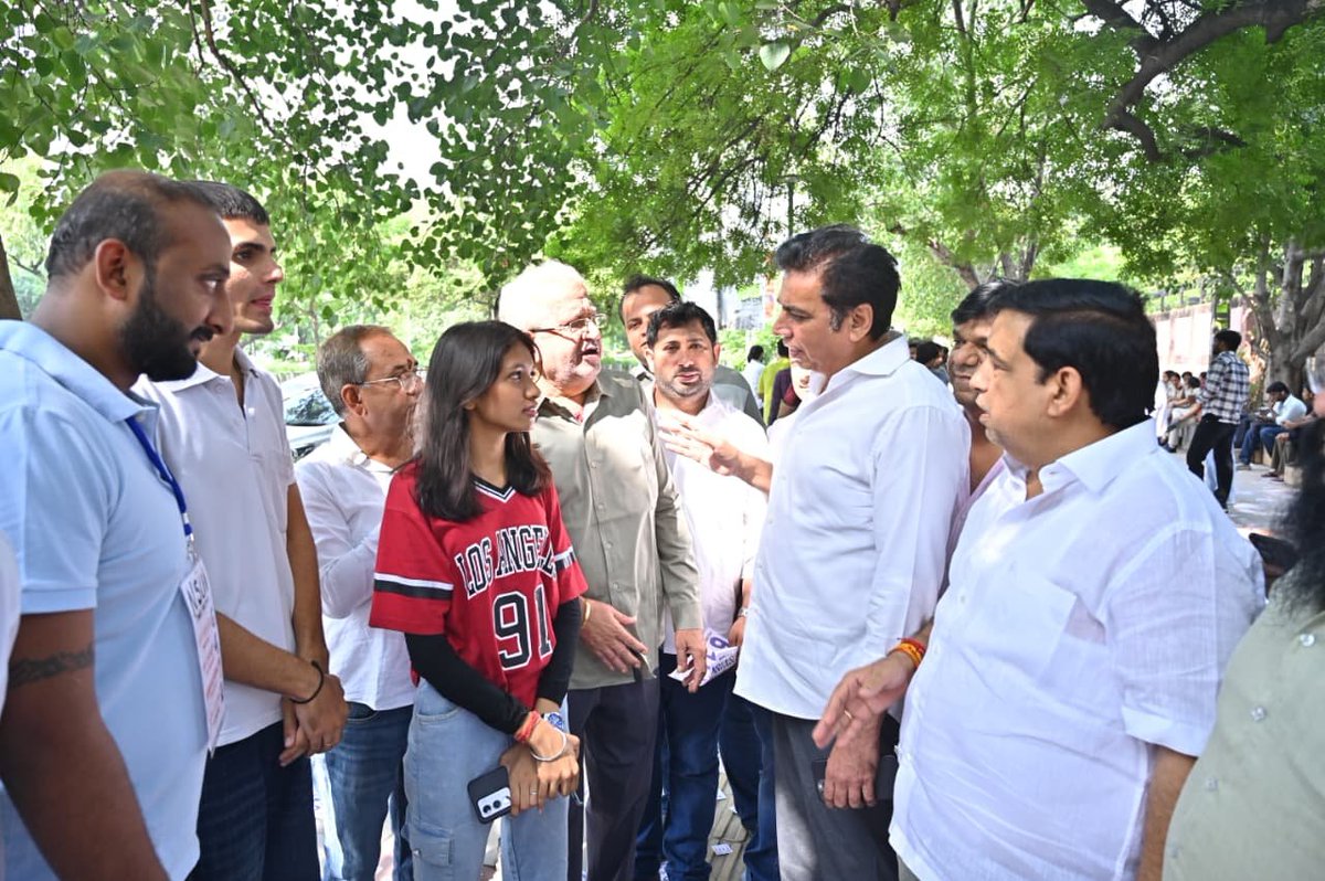 devendrayadvinc's tweet photo. DUSU चुनावों में NSUI के प्रति छात्रों का अपार समर्थन साफ दिखाई दे रहा है। 

आज दिल्ली विश्वविद्यालय के केशव महाविद्यालय और गुरु गोबिंद सिंह कॉलेज के कैंपस में छात्रों से संवाद किया। 

छात्र हितों की आवाज को मजबूती देने, सुरक्षित कैंपस और बेहतर छात्र सुविधाओं के लिए सभी साथियों से अपने मताधिकार का सही उपयोग करने की अपील की।

NSUI पैनल -6️⃣ 4️⃣ 1️⃣ 2️⃣

#DUSU2026 #NSUI #NSUIForStudents