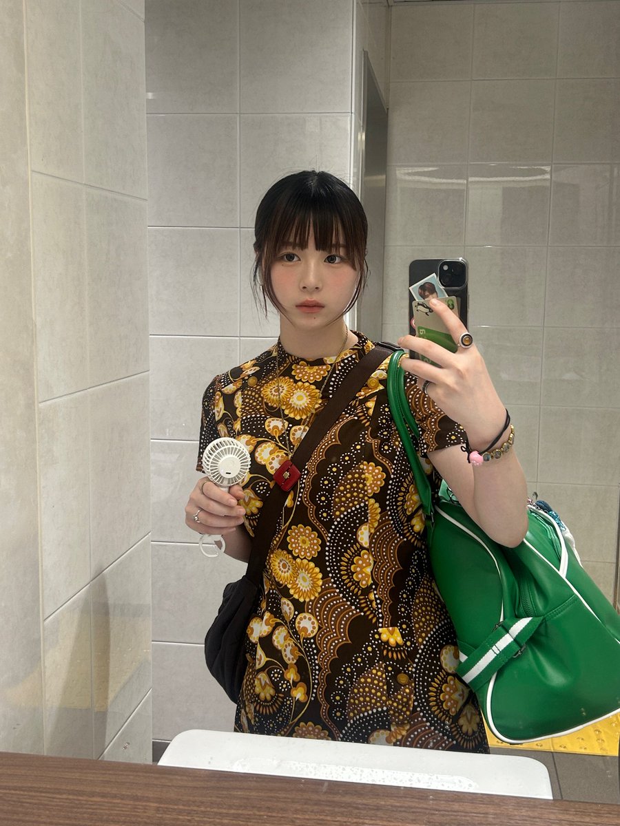 cc_5l6's tweet photo. 小さい頃に母がやってたフリマ、今見たら宝庫すぎてやばい、ここに���ってる中でお下がりしてもらったお洋服たち♩ https://t.co/Pp5PfY1Zpx