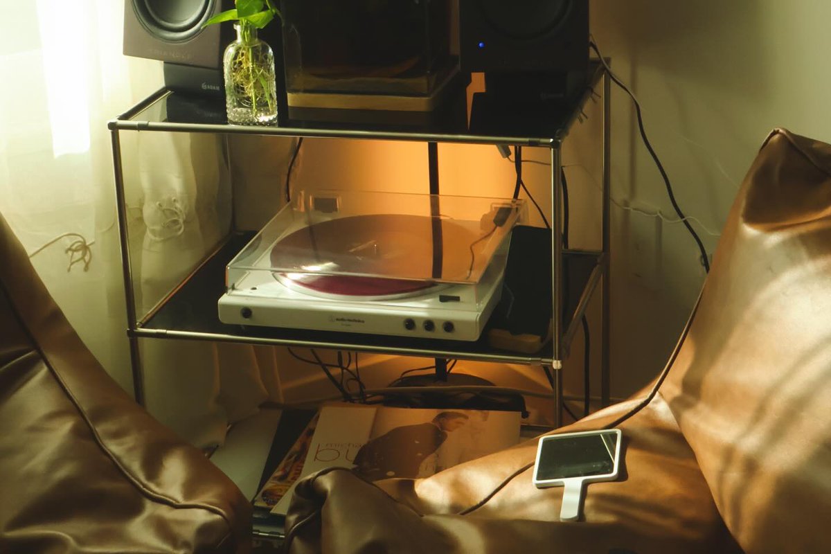KarolLeemafa's tweet photo. Why bother? When music is available worldwide with a few taps, and high-quality photos can be saved in seconds, why still develop film or use physical media? Not because “analog is romantic, ” but because the deliberate inconvenience helps me focus https://t.co/P1cE0jYs9t