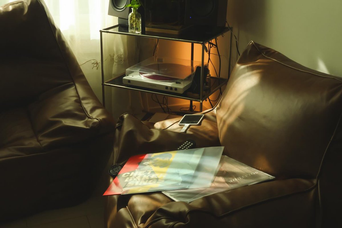 KarolLeemafa's tweet photo. Why bother? When music is available worldwide with a few taps, and high-quality photos can be saved in seconds, why still develop film or use physical media? Not because “analog is romantic, ” but because the deliberate inconvenience helps me focus https://t.co/P1cE0jYs9t